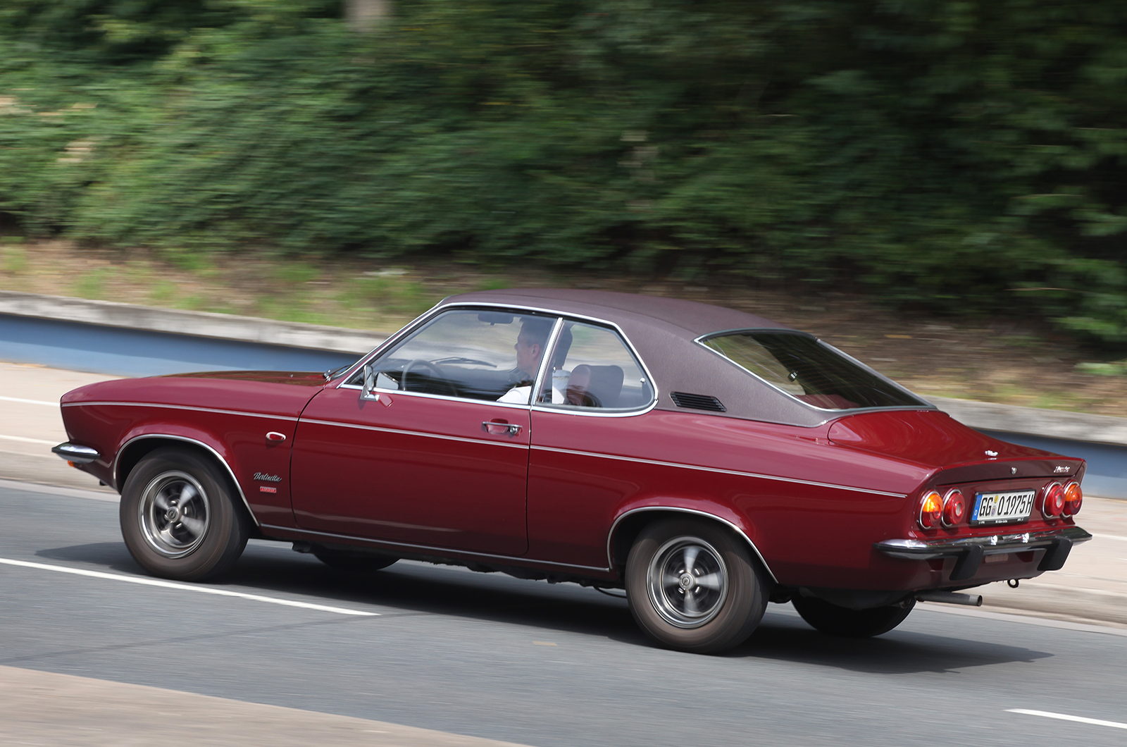 Opel Manta A: Blue Oval beater | Classic & Sports Car